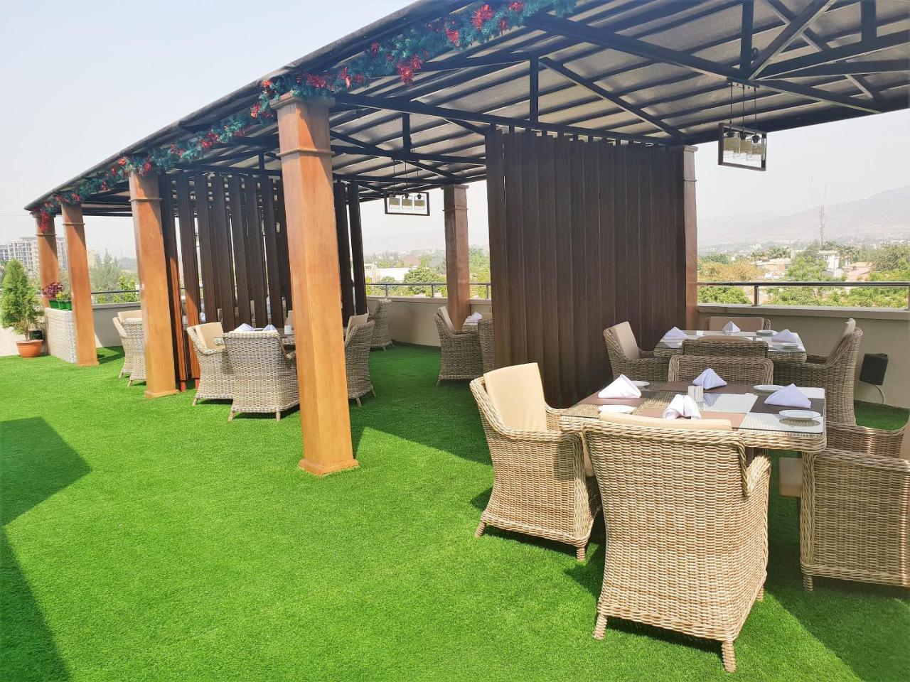 Summerset Continental Hotel By Usuma Mobushipe Bagian luar foto